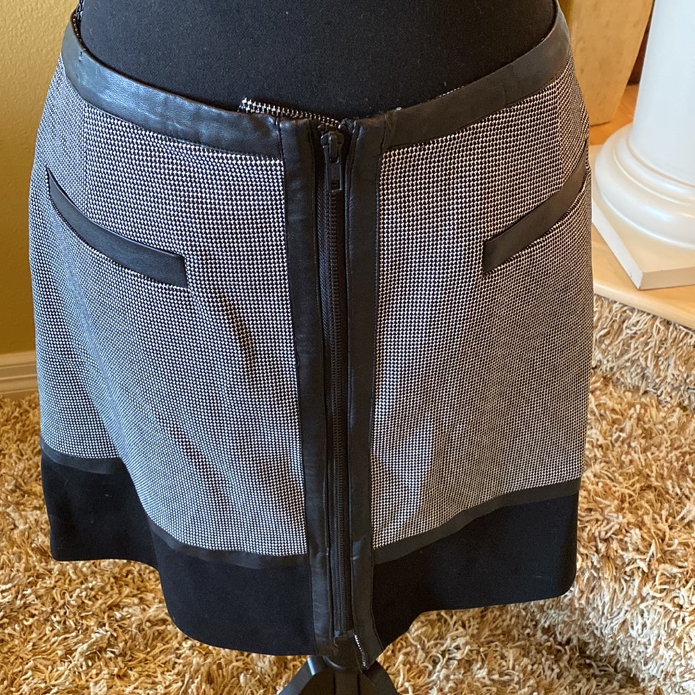 Beautiful halogen faux leather 18” skirt size 12 tiny houndstooth fabric